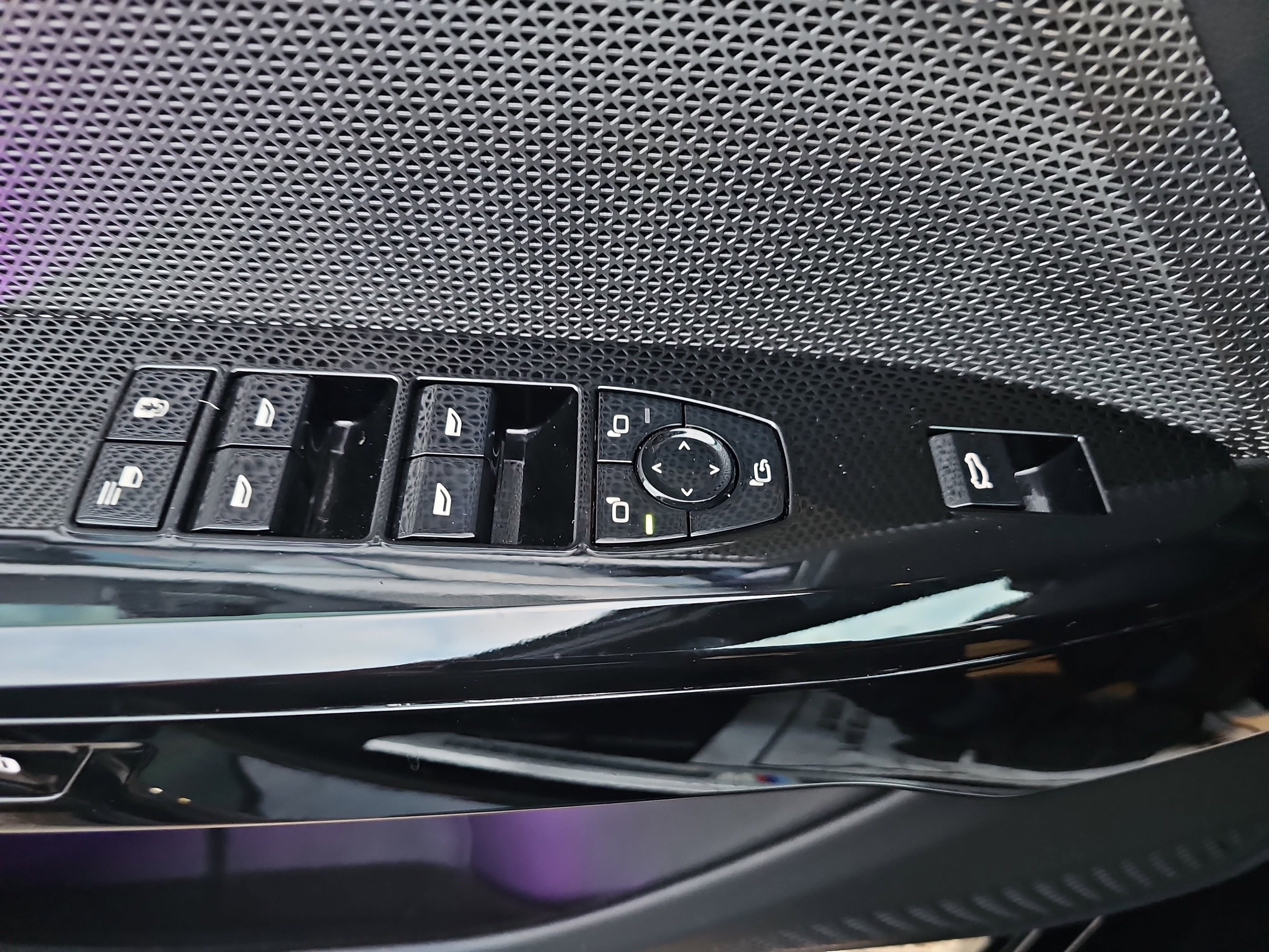 Certified 2023 BMW 740i w/ Executive Package image 30