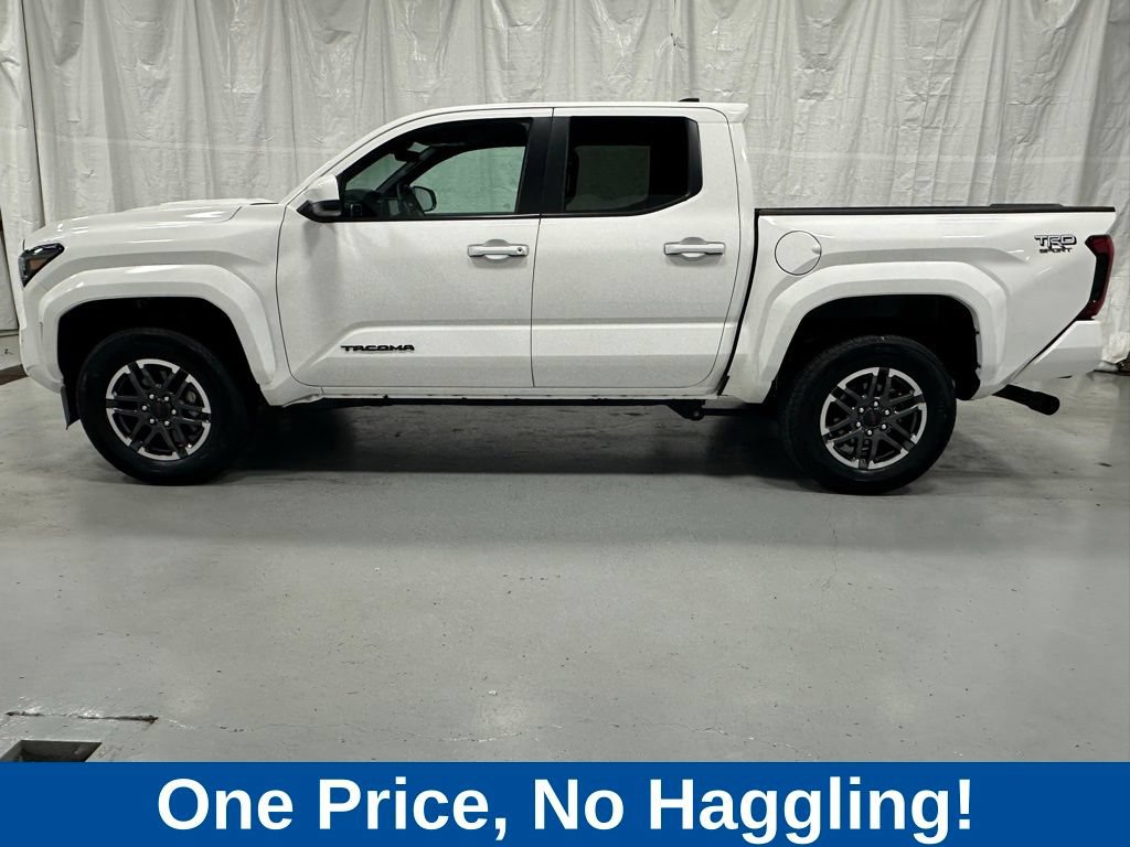 Used 2024 Toyota Tacoma TRD Sport AWD/4WD image 4
