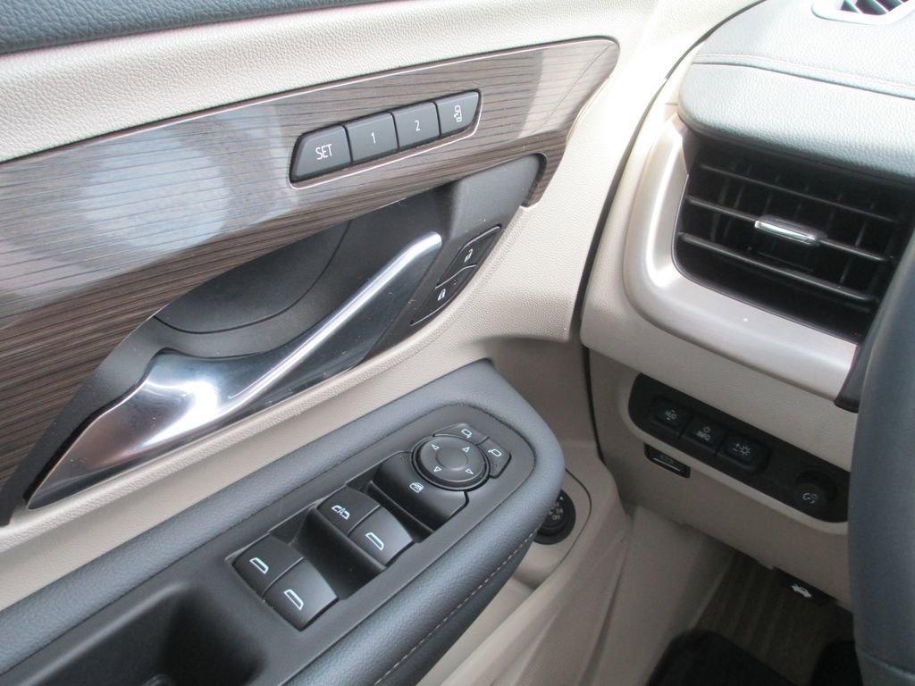 Used 2024 GMC Terrain Denali w/ Denali Premium Package AWD/4WD image 31