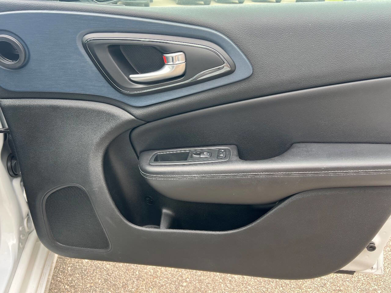 Used 2015 Chrysler 200 S w/ Comfort Group image 23