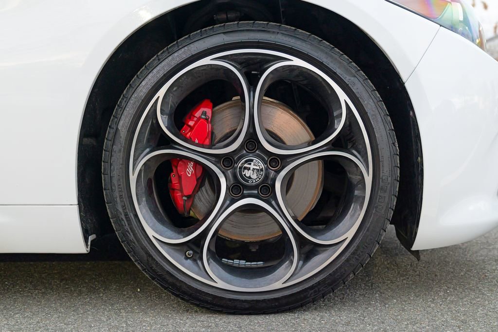 Used 2023 Alfa Romeo Giulia Veloce AWD/4WD image 13