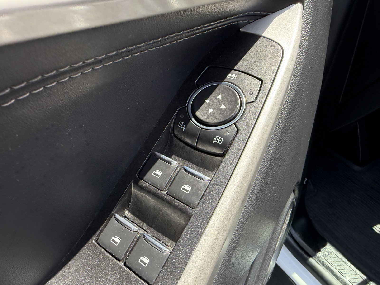 Used 2022 Ford Explorer XLT AWD/4WD image 23