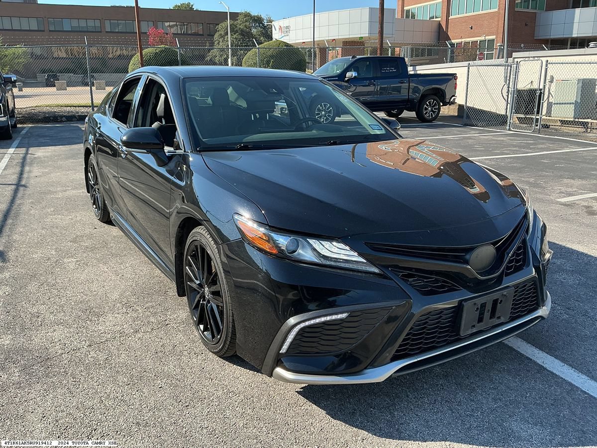 Used 2024 Toyota Camry XSE FWD image 4