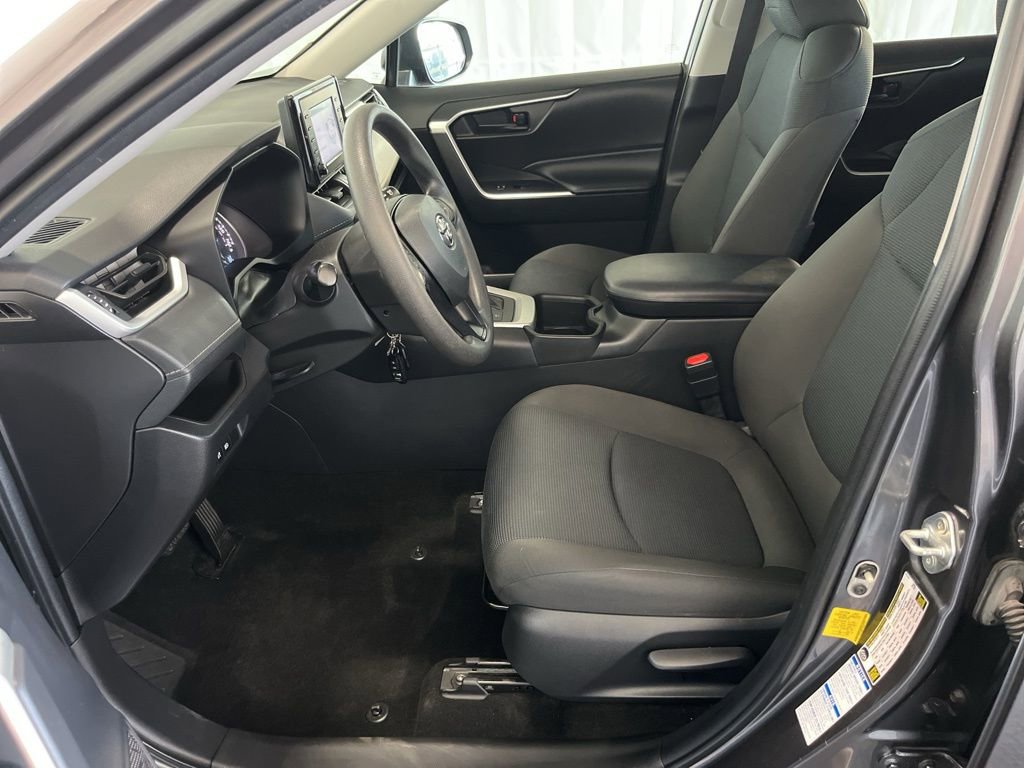 Used 2022 Toyota RAV4 LE AWD/4WD image 3