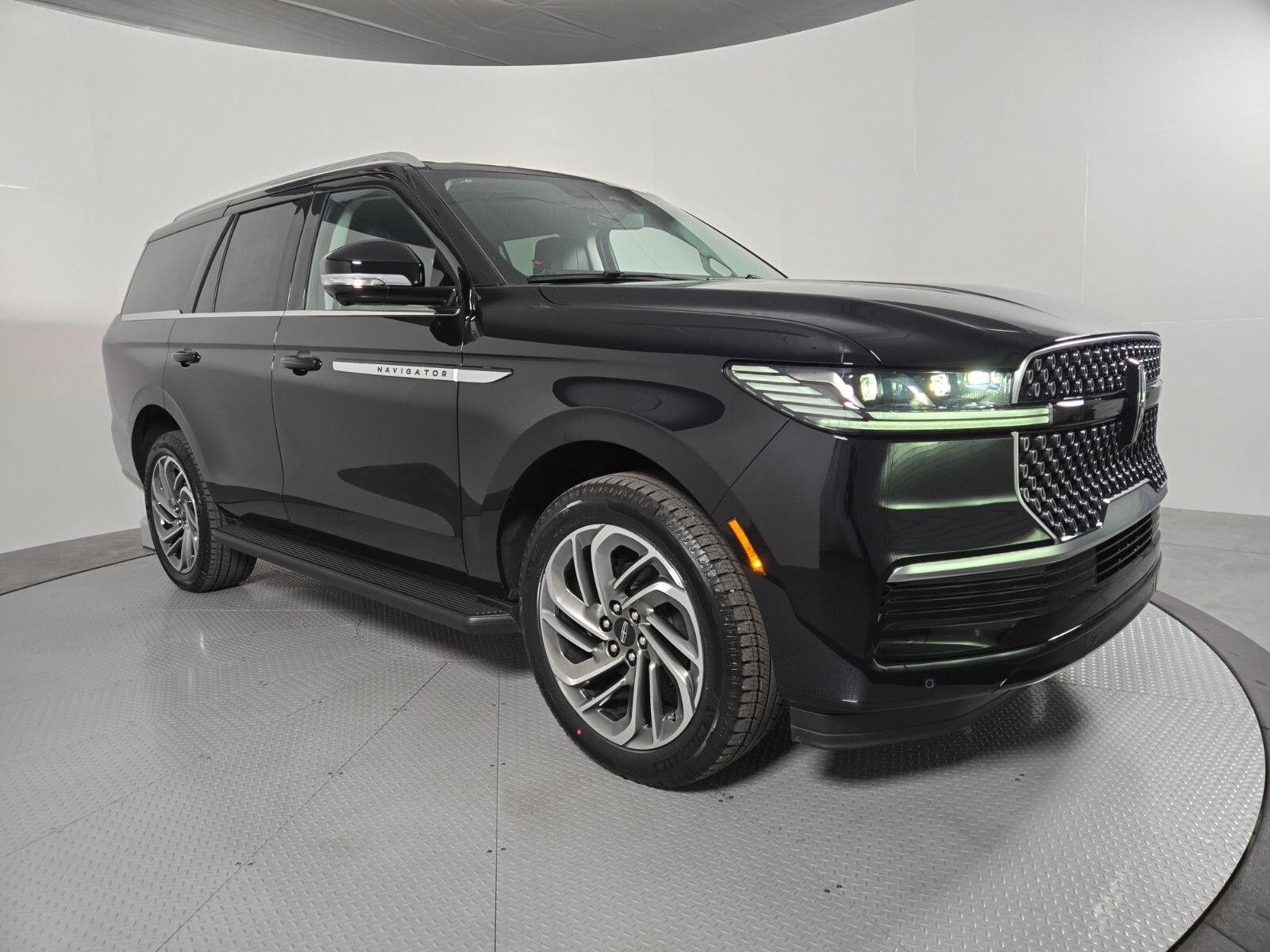 New 2026 Lincoln Navigator Premiere AWD/4WD image 2