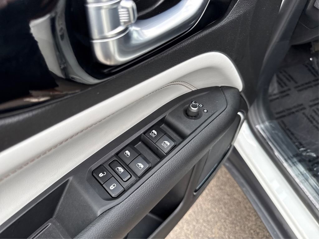 Used 2025 Jeep Compass Limited image 33