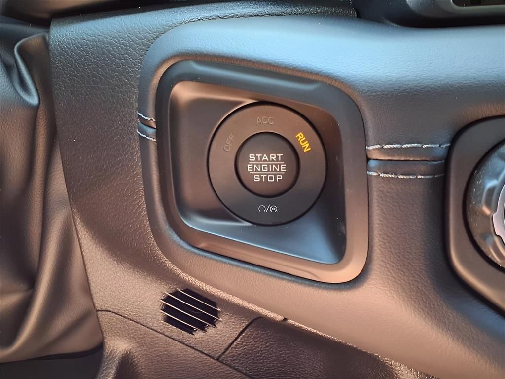 New 2025 Jeep Gladiator Sport w/ Premium Package AWD/4WD image 16