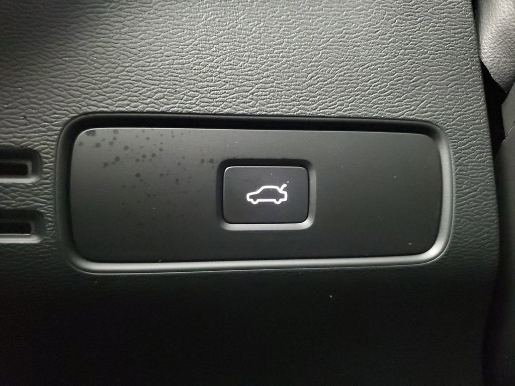 Certified 2026 Volvo XC40 B4 Plus w/ Climate Package image 37