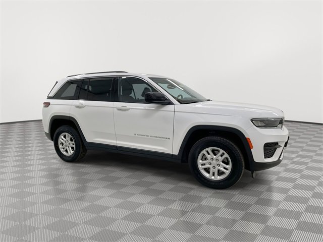 Used 2024 Jeep Grand Cherokee Laredo image 13