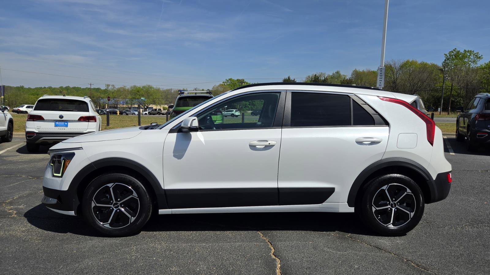 Used 2023 Kia Niro EX image 10
