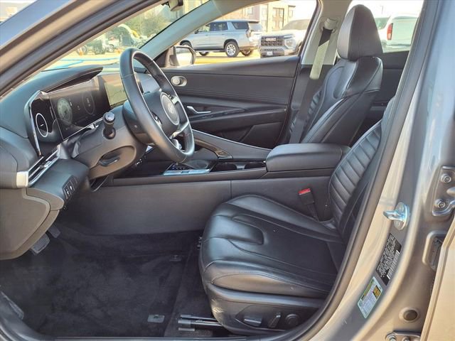 Used 2025 Hyundai Elantra Limited image 16