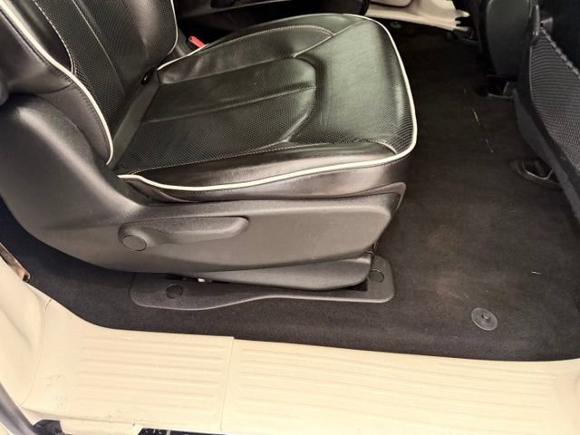 Used 2023 Chrysler Pacifica Limited FWD image 29