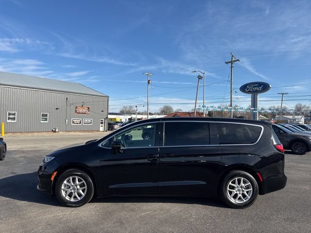 Used 2024 Chrysler Pacifica Touring-L FWD image 2