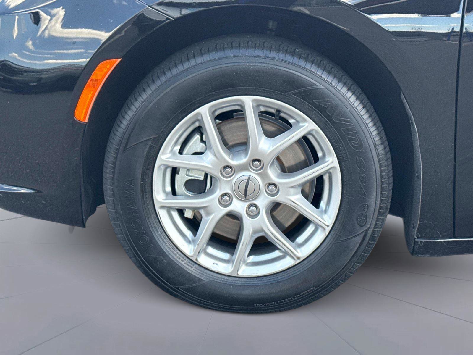 Used 2025 Chrysler Pacifica Select FWD image 11