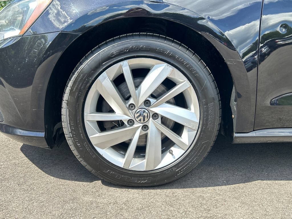 Used 2018 Volkswagen Passat 2.0T SE FWD image 10