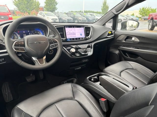 Used 2025 Chrysler Pacifica Select FWD image 14