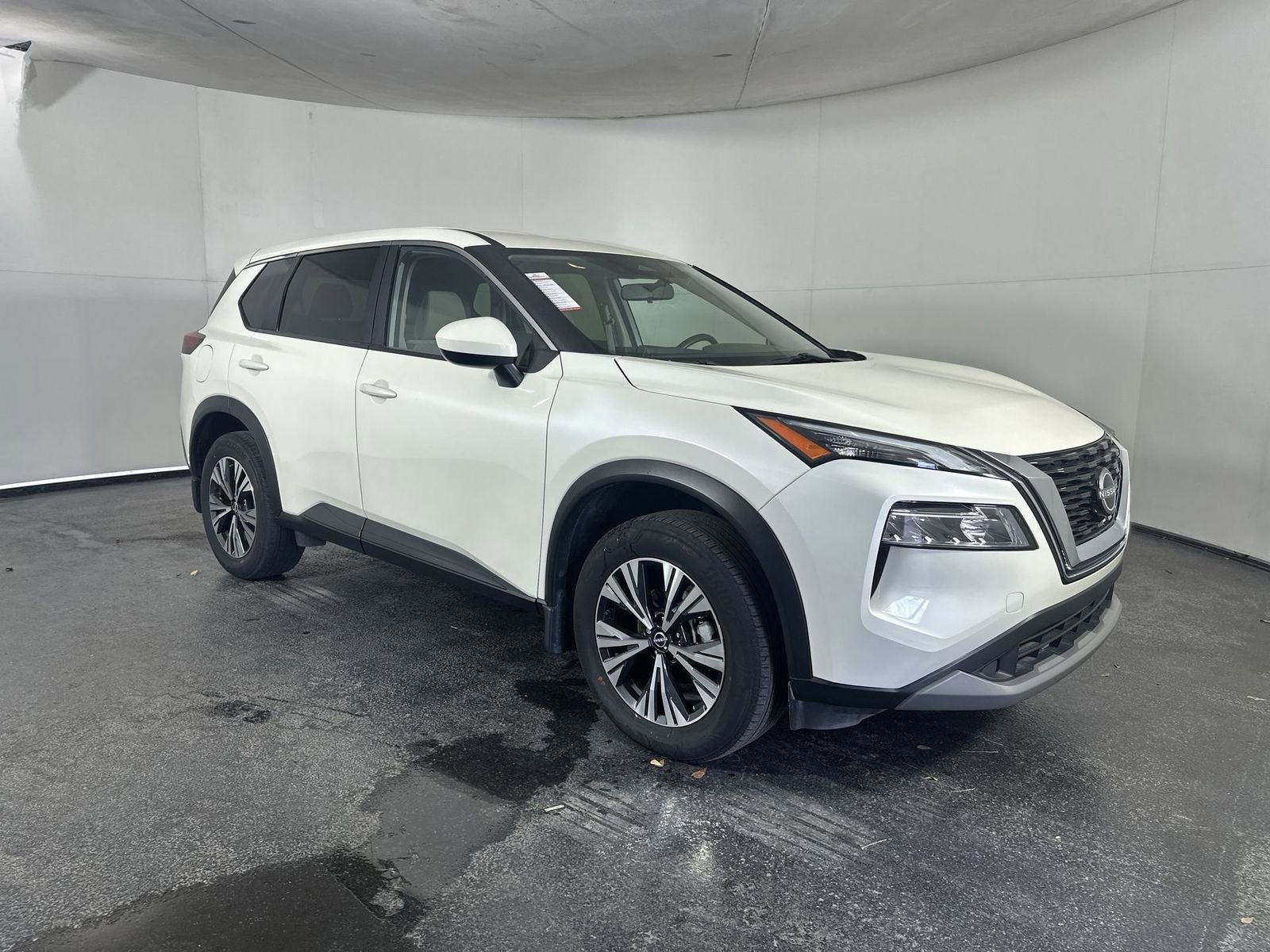 Used 2023 Nissan Rogue SV image 3