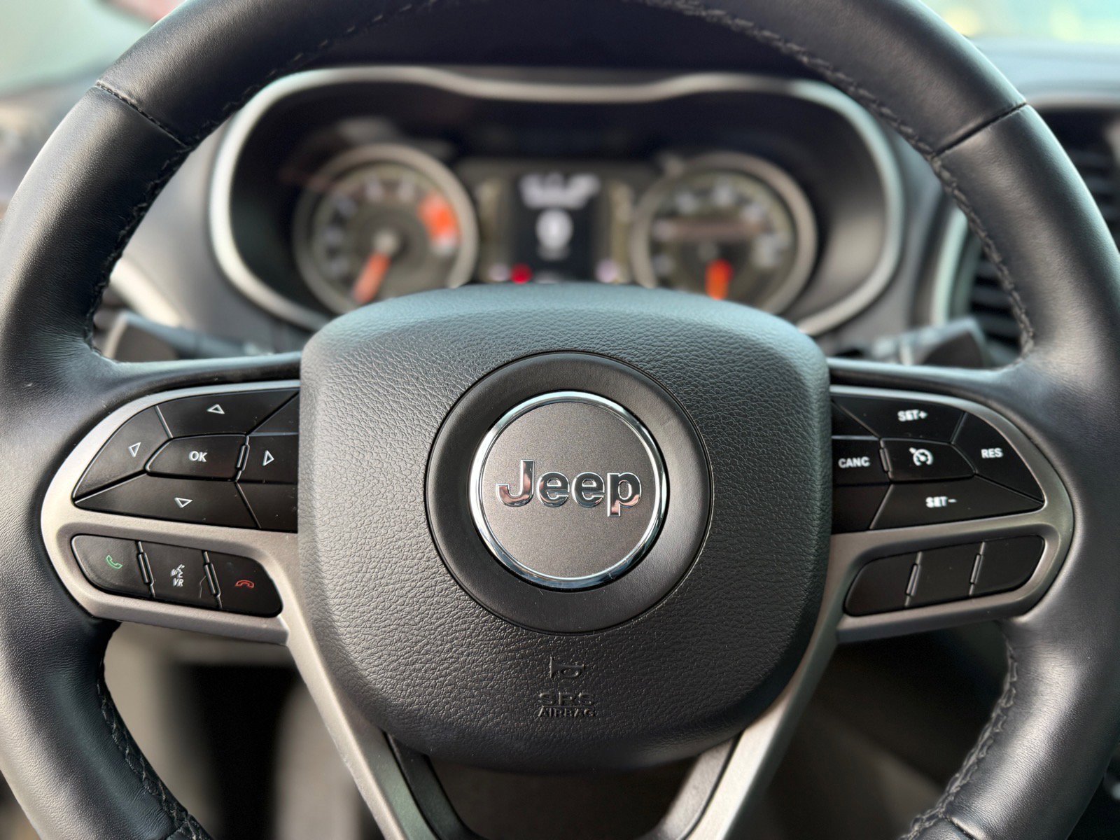 Used 2019 Jeep Cherokee Latitude Plus w/ Comfort/Convenience Group image 40