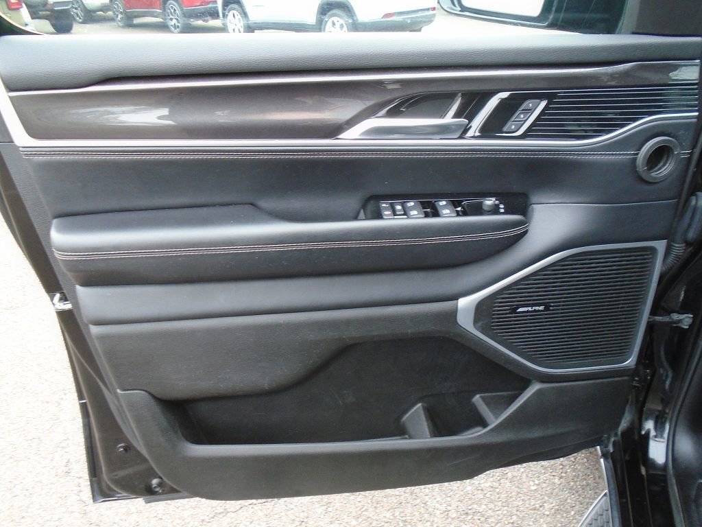 Used 2024 Jeep Wagoneer L Base image 6