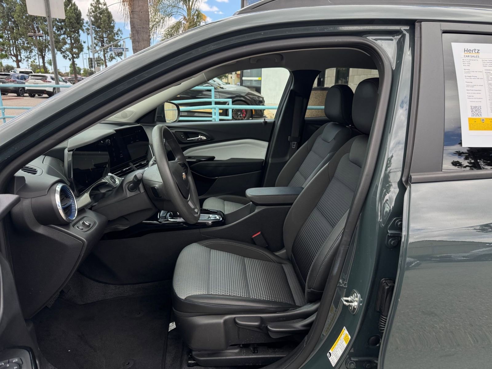 Used 2025 Chevrolet Trax LT FWD image 27