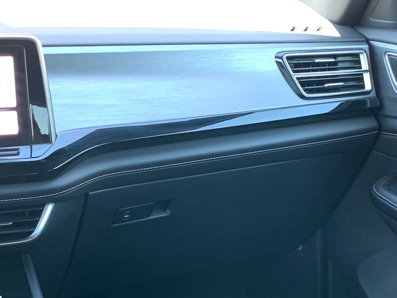 Used 2024 Volkswagen Atlas Cross Sport SE image 35