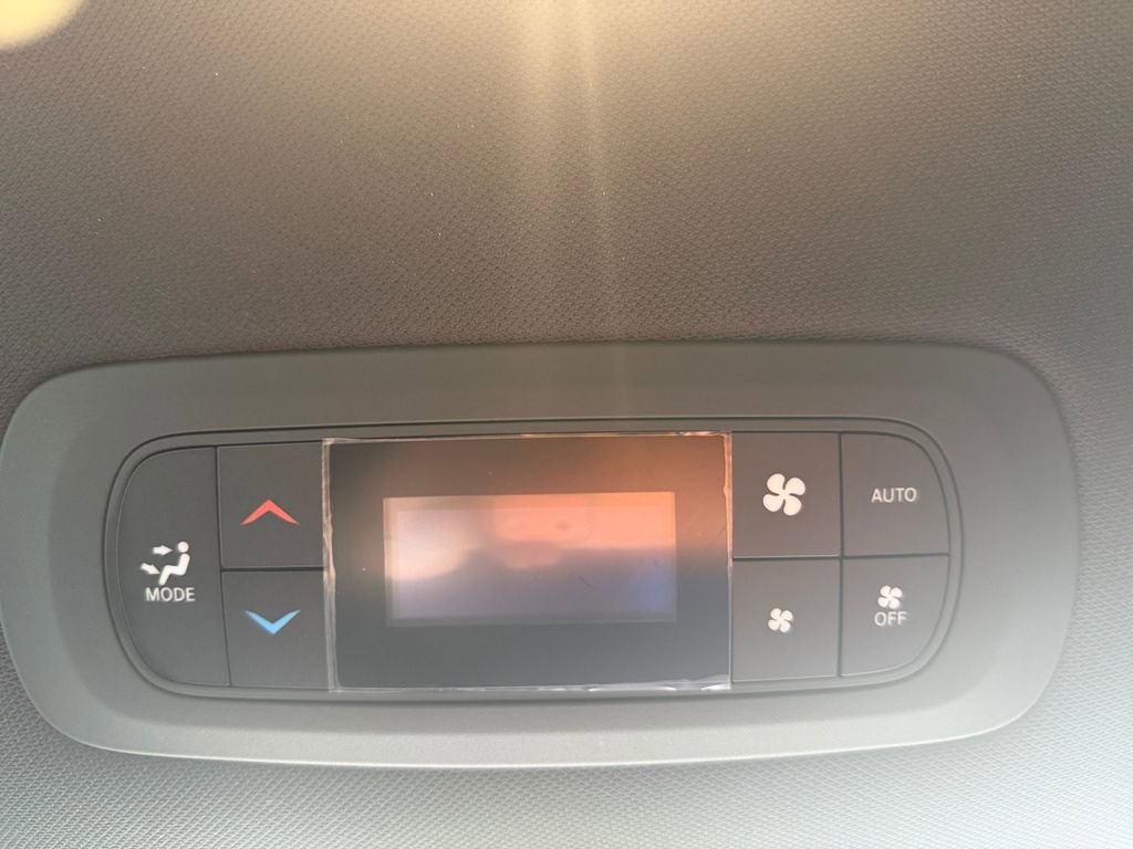 Used 2024 Chrysler Pacifica Touring FWD image 16
