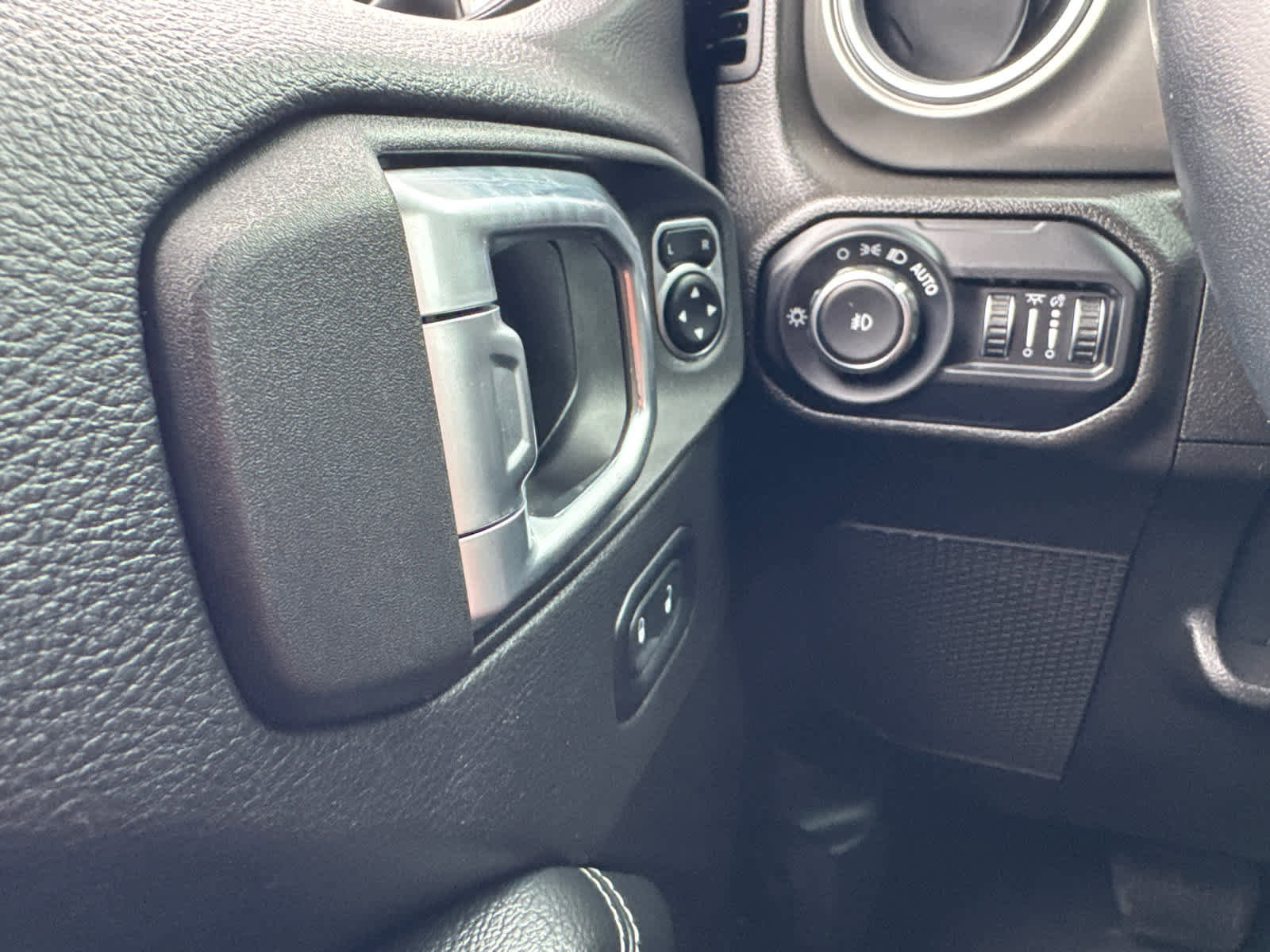 Used 2022 Jeep Wrangler Unlimited Sahara AWD/4WD image 19