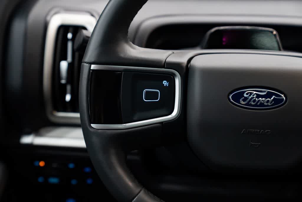 Used 2025 Ford Expedition Active AWD/4WD image 17