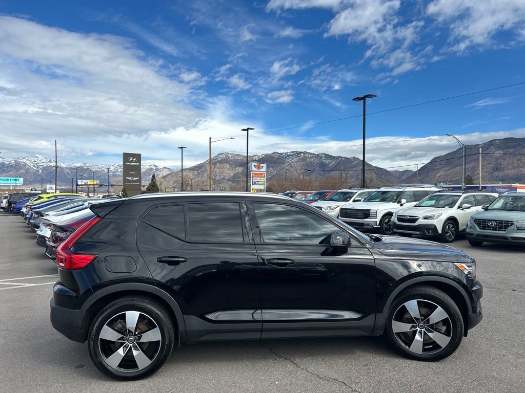 Used 2019 Volvo XC40 T5 Momentum image 4