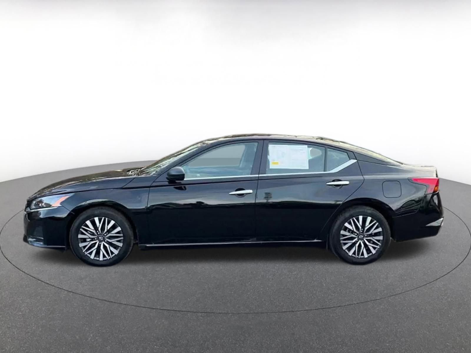 Used 2025 Nissan Altima 2.5 SV image 9