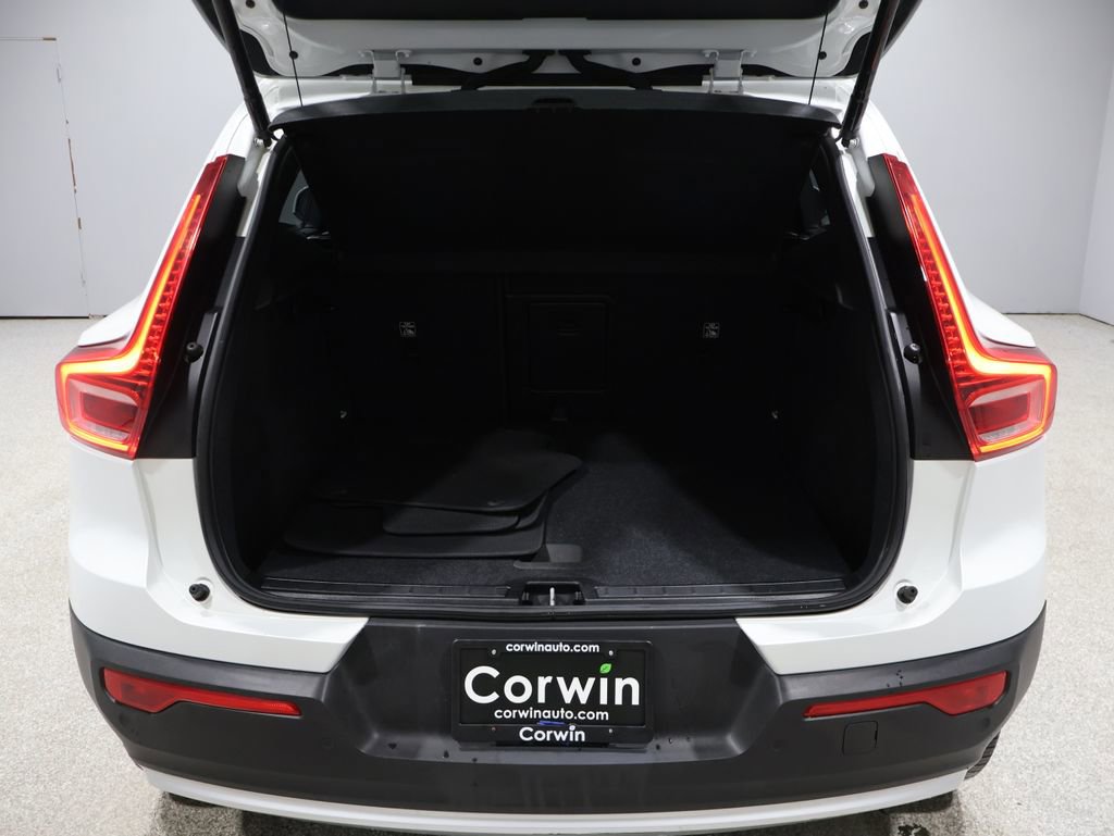 Used 2023 Volvo XC40 B5 Core image 19