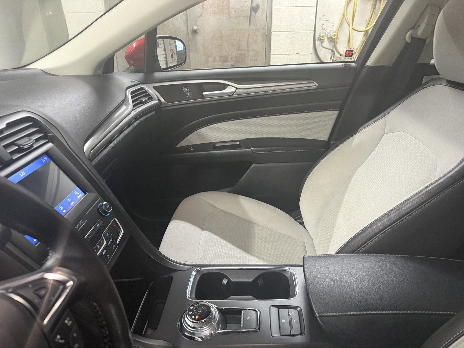 Used 2020 Ford Fusion SE w/ Equipment Group 151A image 19