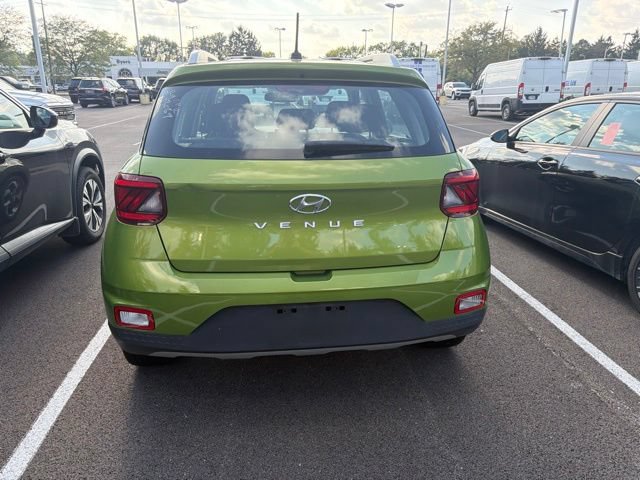 Used 2024 Hyundai Venue SEL FWD image 3