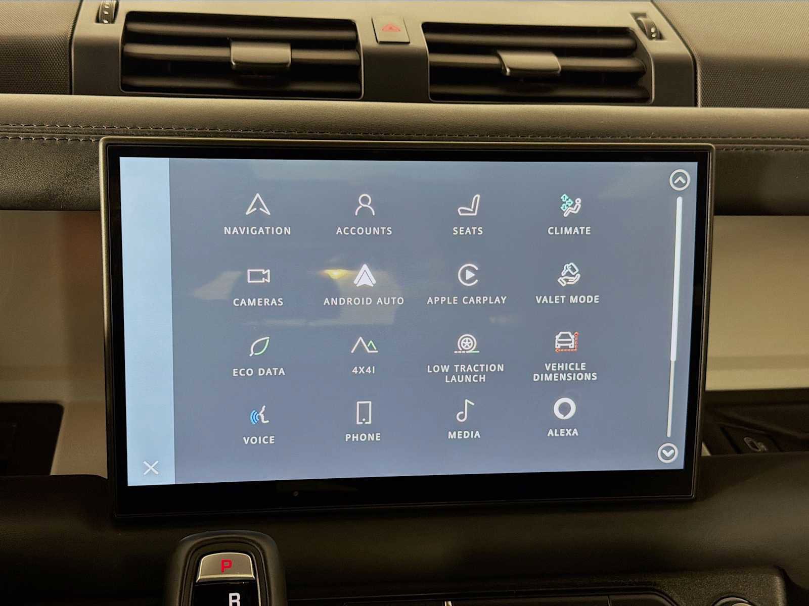 Used 2025 Land Rover Defender 90 X-Dynamic SE image 14