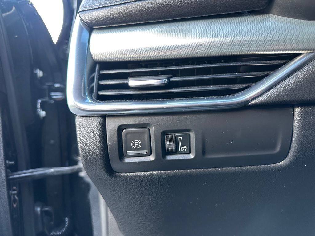 Used 2022 Cadillac XT4 Premium Luxury w/ Enhanced Visibility Package image 40