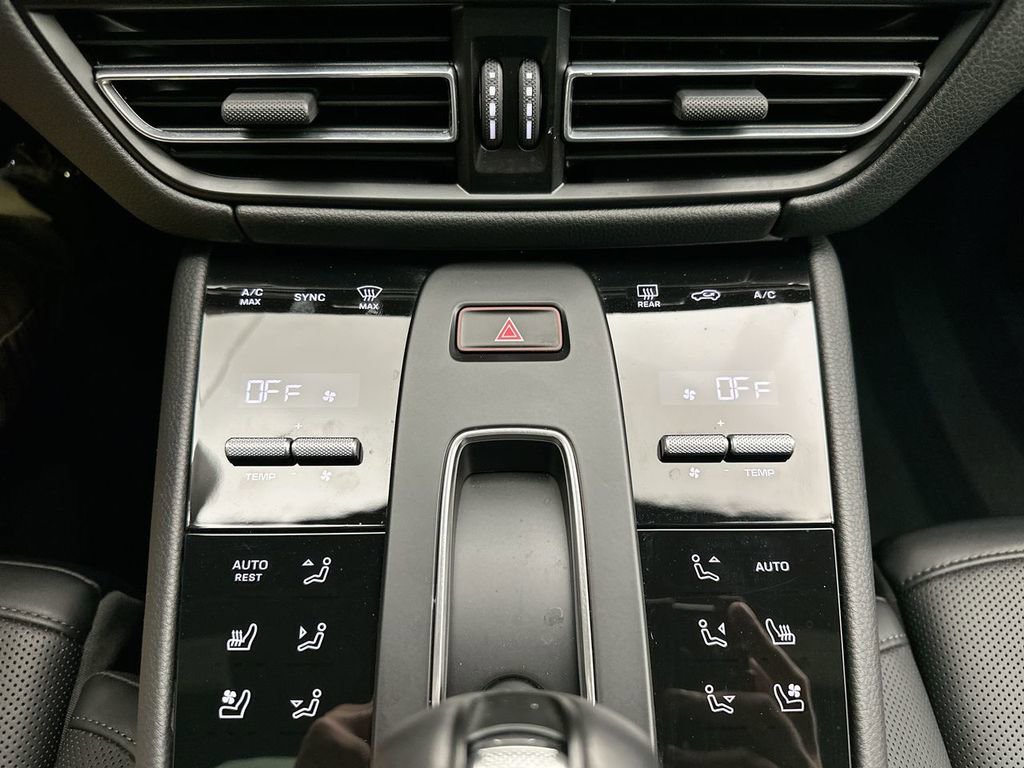 Used 2025 Porsche Macan image 13