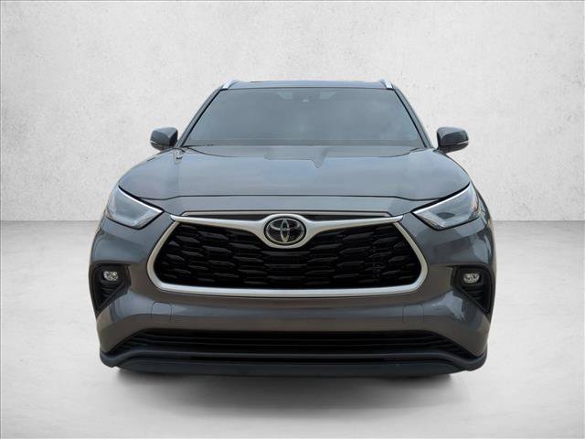 Used 2024 Toyota Highlander XLE FWD image 2
