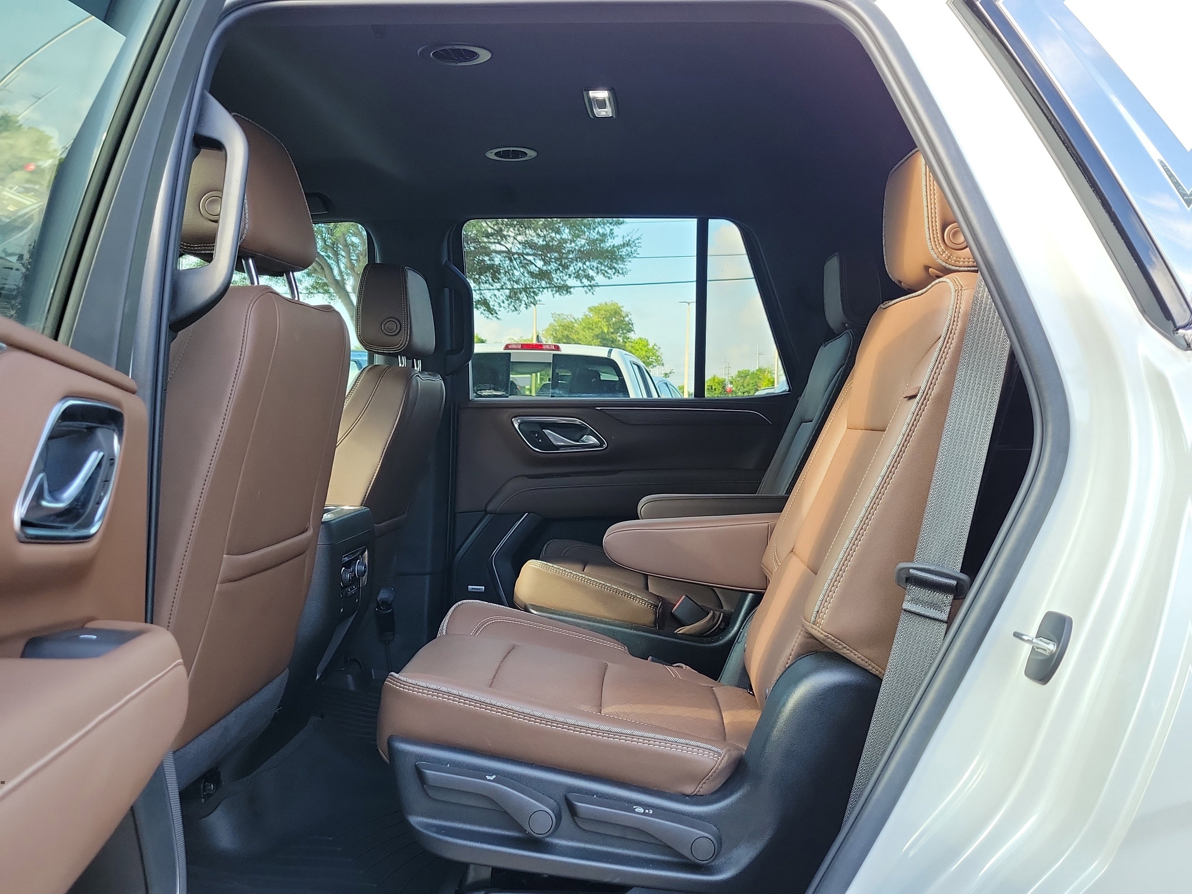 Used 2024 Chevrolet Tahoe High Country RWD image 11
