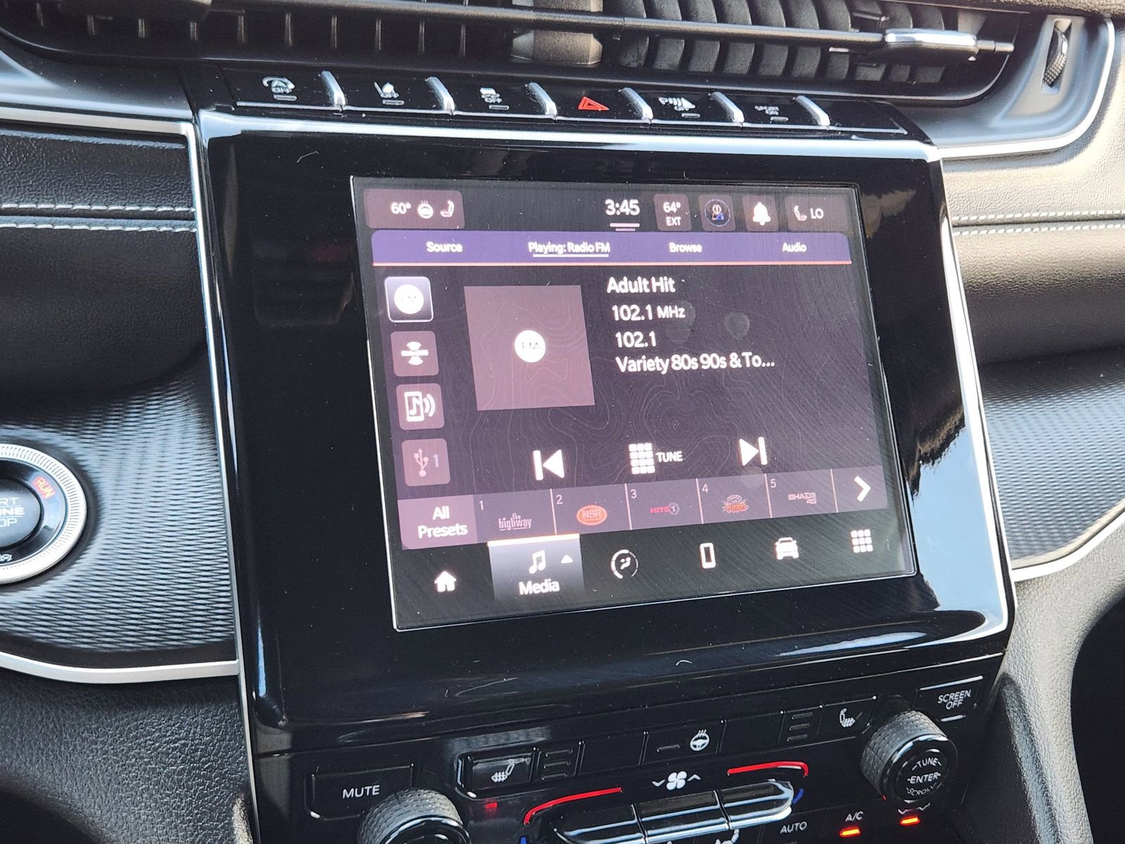 Used 2025 Jeep Grand Cherokee Laredo w/ Luxury Tech Group I image 17