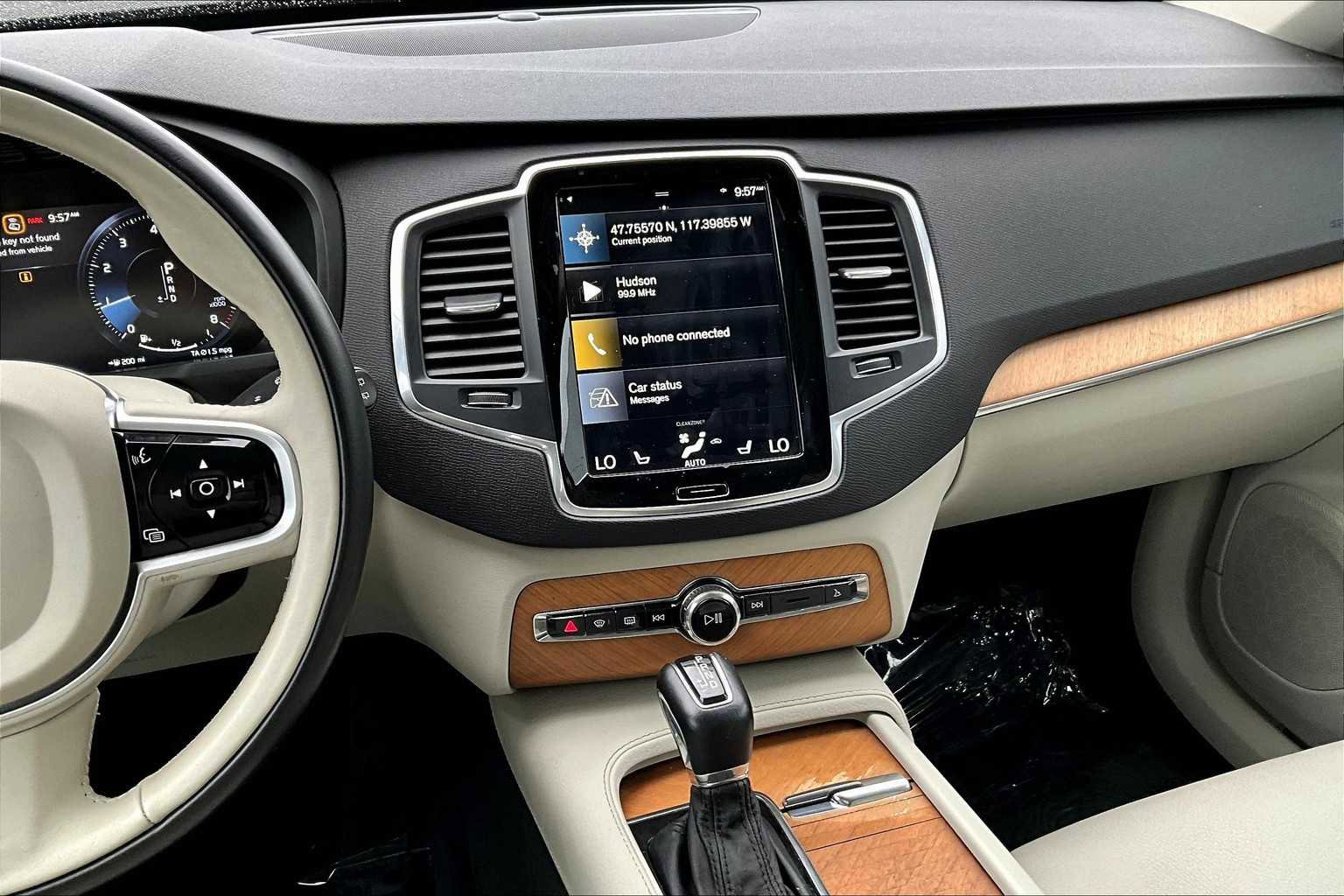 Used 2022 Volvo XC90 T6 Momentum w/ Climate Package image 16