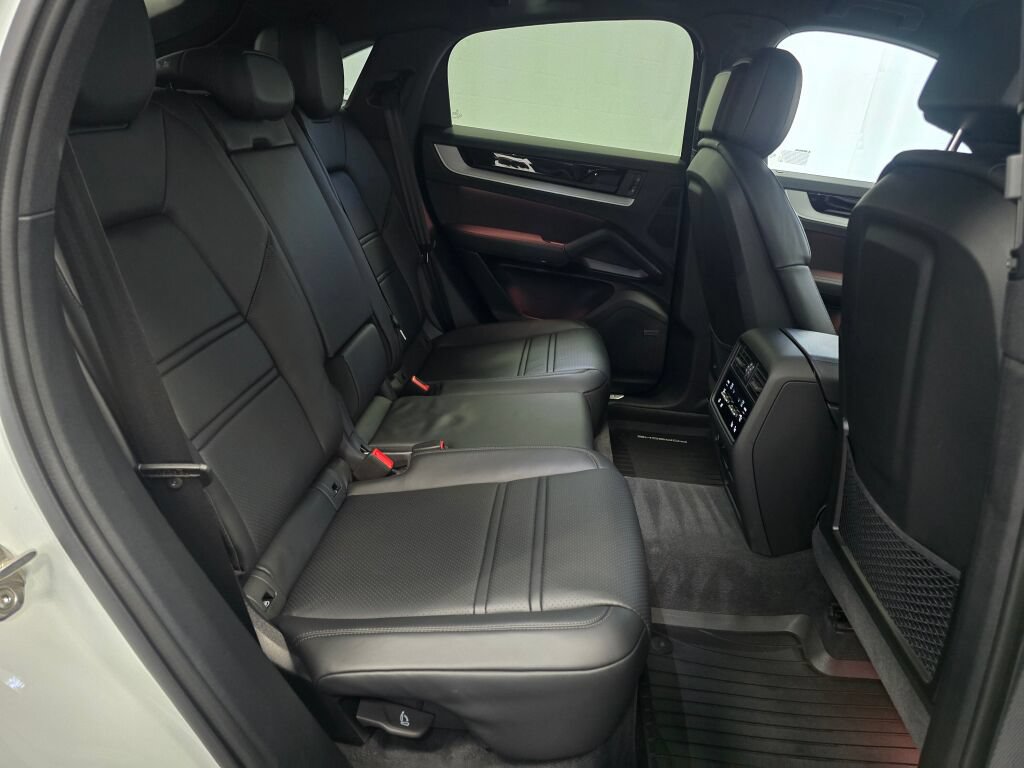 Certified 2025 Porsche Cayenne Coupe AWD/4WD image 26