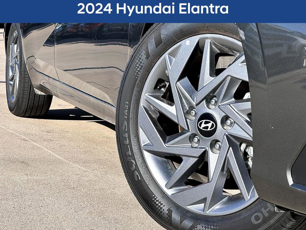 Used 2024 Hyundai Elantra SEL image 2