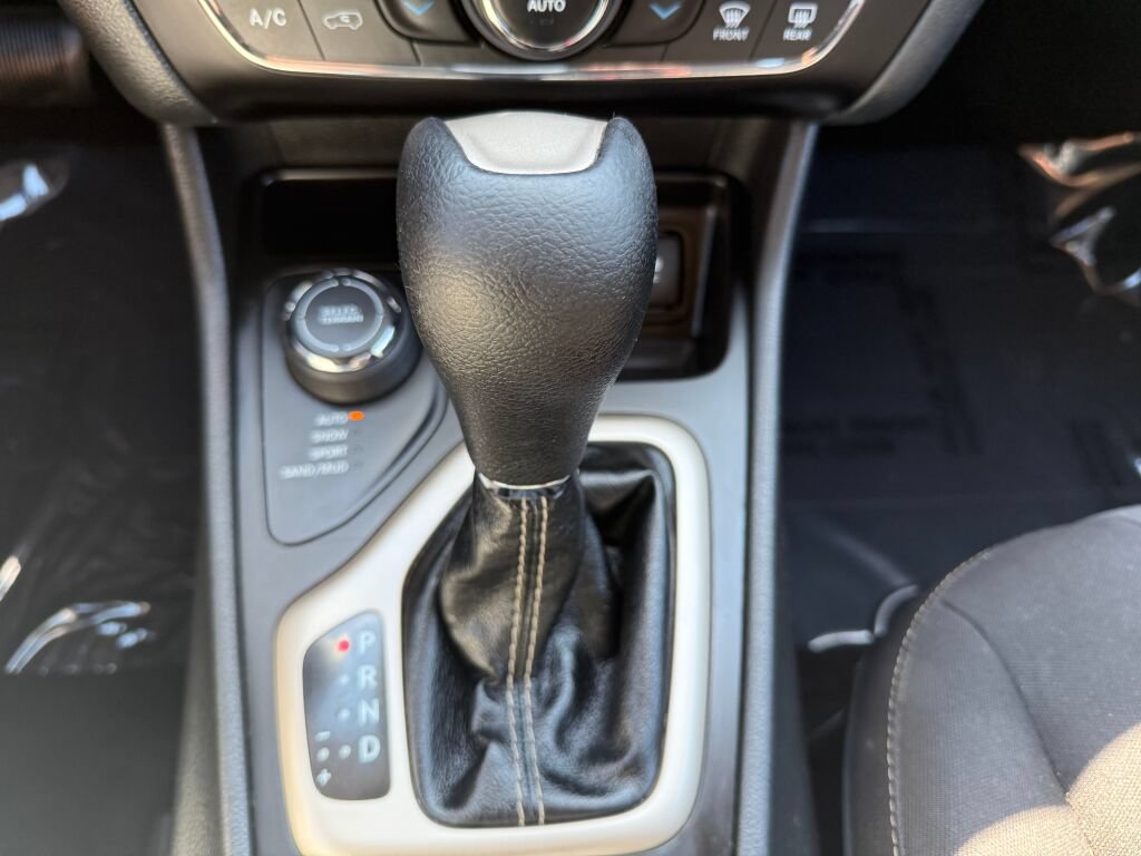 Used 2016 Jeep Cherokee Latitude w/ Comfort/Convenience Group AWD/4WD image 19
