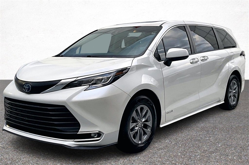 Certified 2021 Toyota Sienna XLE image 4