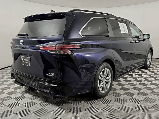 Used 2023 Toyota Sienna XSE AWD/4WD image 4