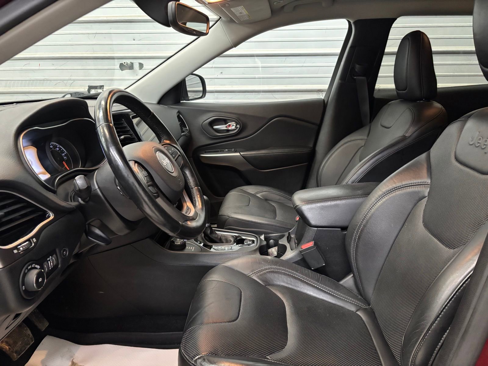 Used 2019 Jeep Cherokee Limited image 10