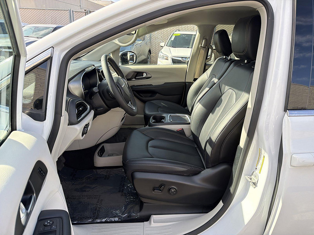 Used 2024 Chrysler Pacifica Limited FWD image 18