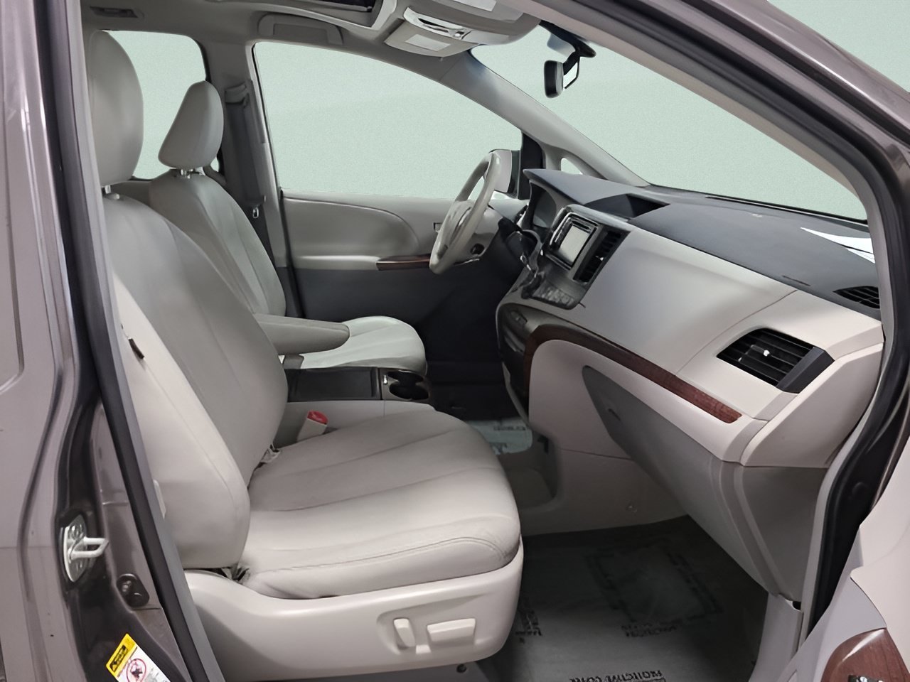 Used 2014 Toyota Sienna XLE w/ Entertainment Package FWD image 13