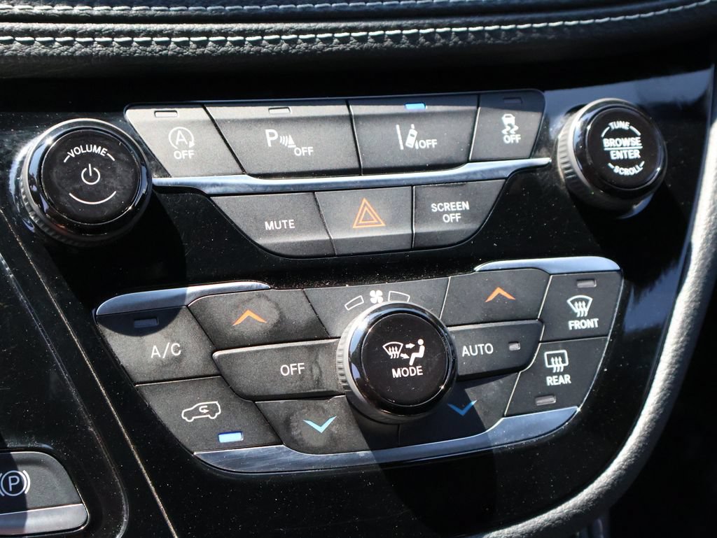 Used 2025 Chrysler Pacifica Limited FWD image 37