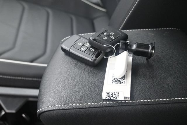 Used 2024 Volkswagen Tiguan SEL R-Line AWD/4WD image 9